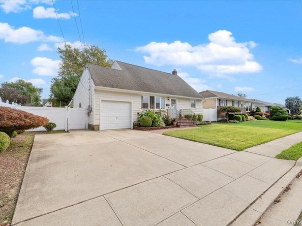186 11th Street, Bethpage NY 11714