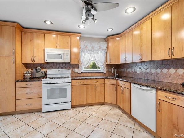 186 11th Street, Bethpage NY 11714