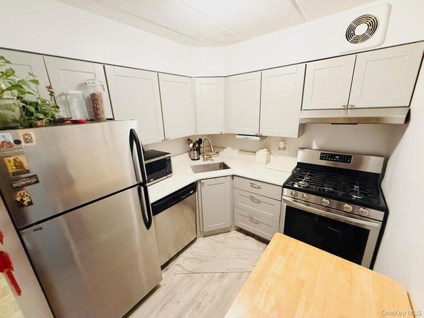 68-09 242nd Street 33A, Little Neck NY 11362
