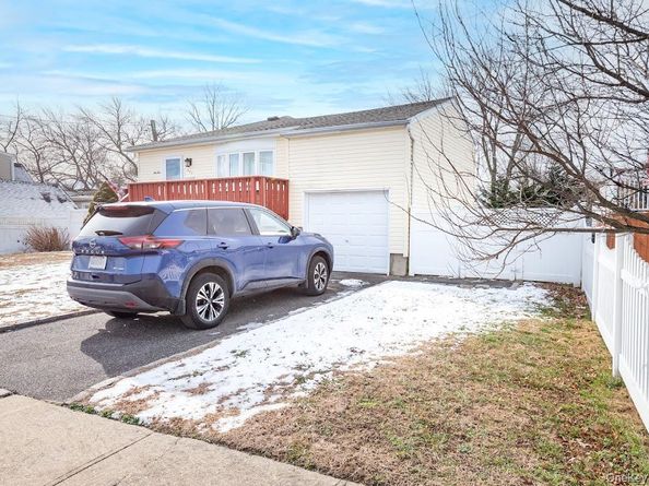 385 Beacon Avenue, Lindenhurst NY 11757