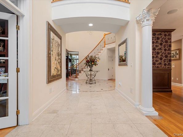 44 Legends Circle, Melville NY 11747