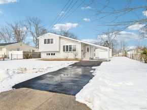 17 Laurie Road, Brentwood NY 11717