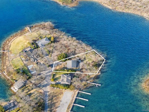 9 Helens Lane, Southampton NY 11968