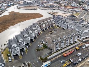 422 Marina Pointe Drive 422, East Rockaway NY 11518