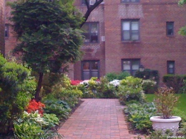 2 Town House Place 1J, Great Neck NY 11021