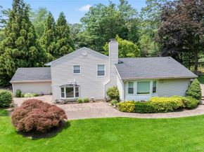 21 Kodiak Drive, Woodbury NY 11797