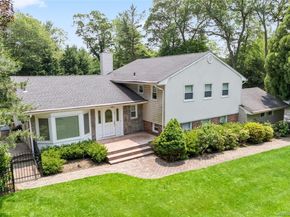 21 Kodiak Drive, Woodbury NY 11797