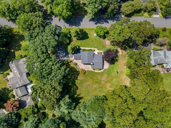 21 Kodiak Drive, Woodbury NY 11797