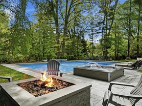 4 Cross Lane, Glen Head NY 11545