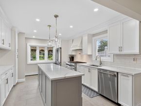 321 Lagoon Drive S, Copiague NY 11726