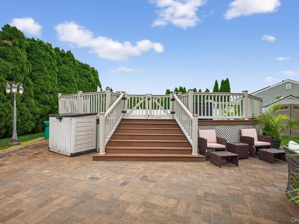 321 Lagoon Drive S, Copiague NY 11726