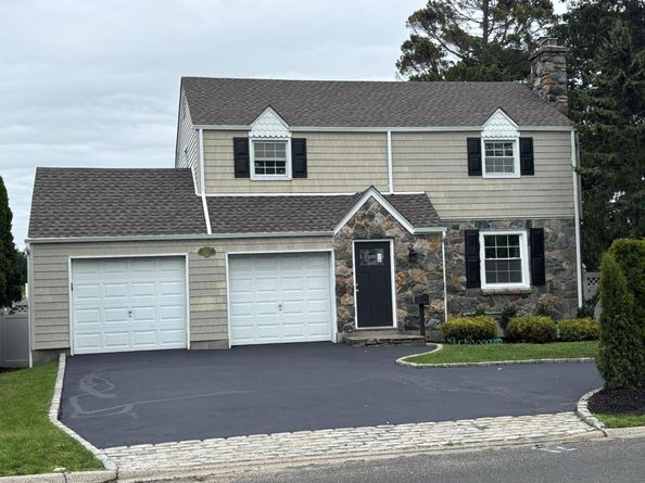 666 S Wellwood Avenue, Lindenhurst NY 11757