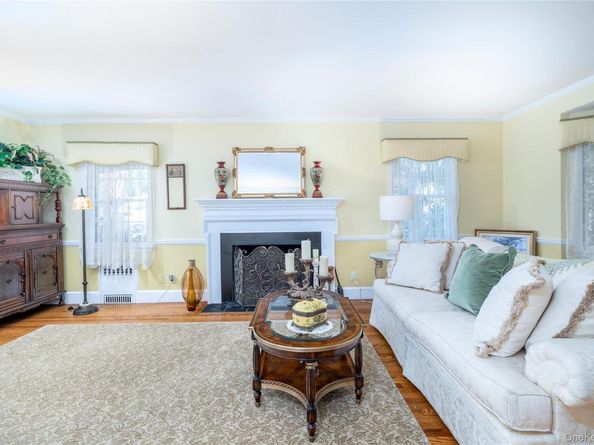 42 Roxen Road, Rockville Centre NY 11570
