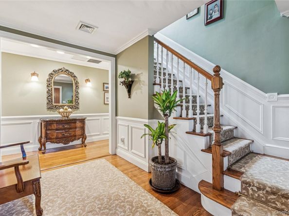 42 Roxen Road, Rockville Centre NY 11570