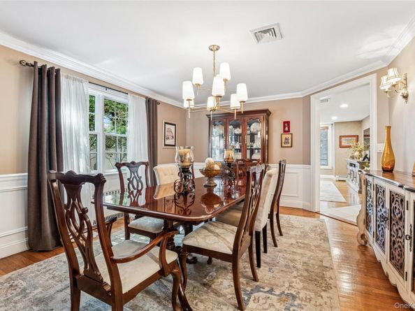 42 Roxen Road, Rockville Centre NY 11570
