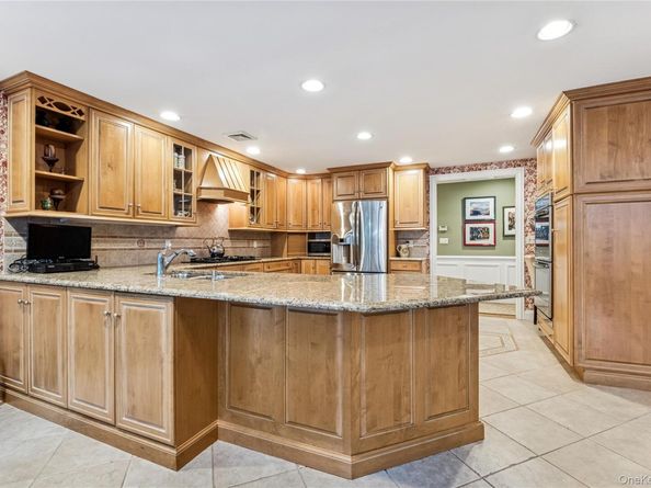 42 Roxen Road, Rockville Centre NY 11570