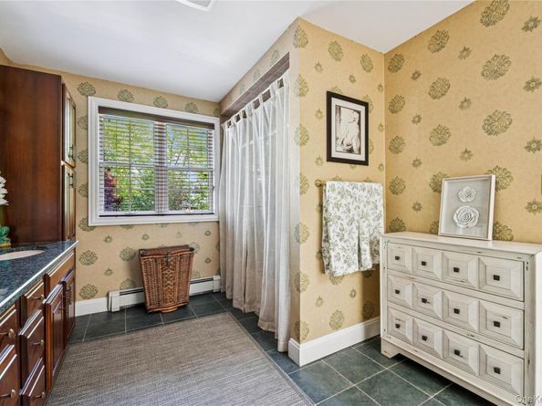 42 Roxen Road, Rockville Centre NY 11570