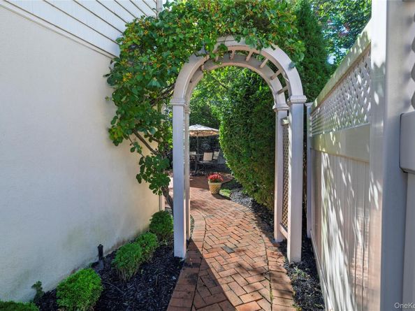 42 Roxen Road, Rockville Centre NY 11570