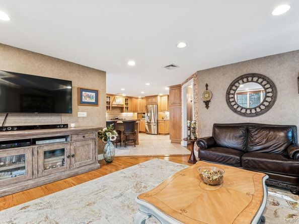 42 Roxen Road, Rockville Centre NY 11570