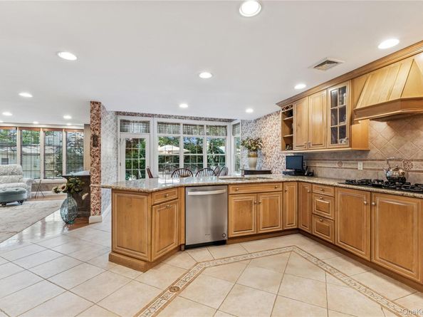 42 Roxen Road, Rockville Centre NY 11570