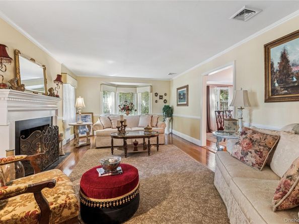 42 Roxen Road, Rockville Centre NY 11570