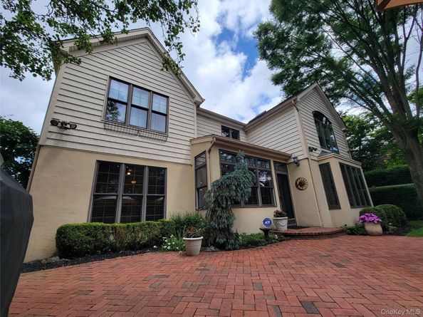 42 Roxen Road, Rockville Centre NY 11570
