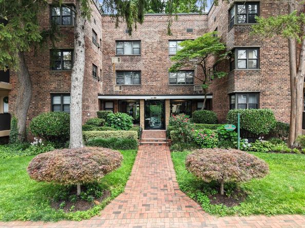35 Knightsbridge Road Road 1G, Great Neck NY 11021