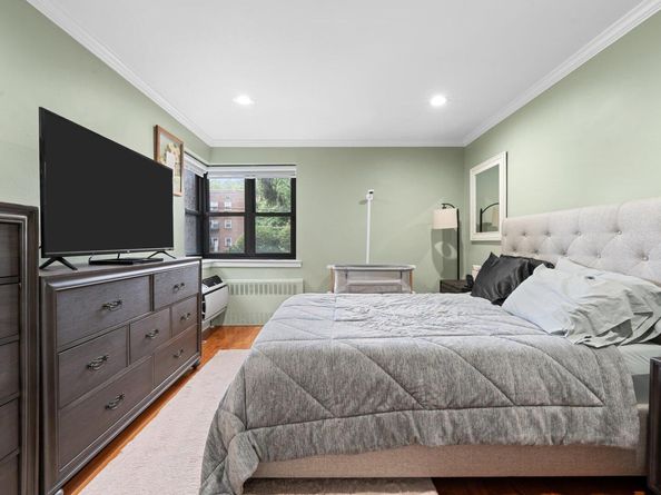 35 Knightsbridge Road Road 1G, Great Neck NY 11021