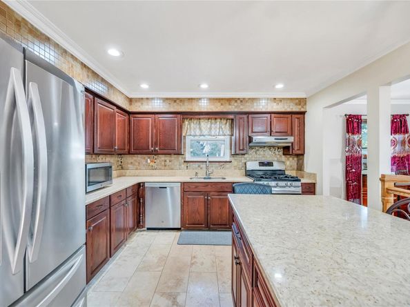 5 Tomes Avenue, Farmingdale NY 11735