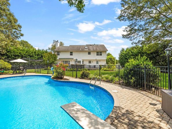 5 Cameron Court, Commack NY 11725
