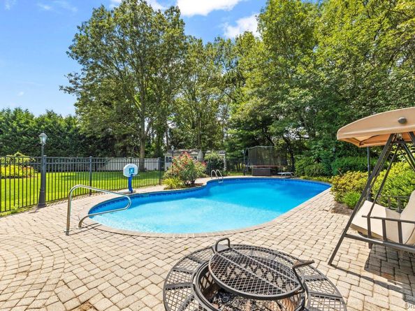 5 Cameron Court, Commack NY 11725