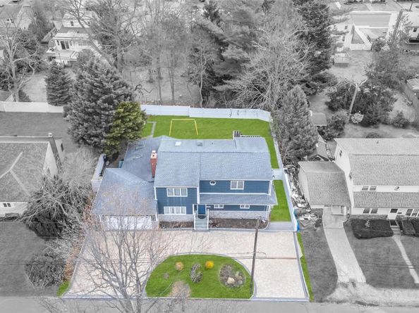 534 S Greene Avenue, Lindenhurst NY 11757