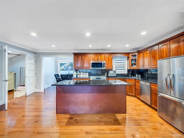 534 S Greene Avenue, Lindenhurst NY 11757