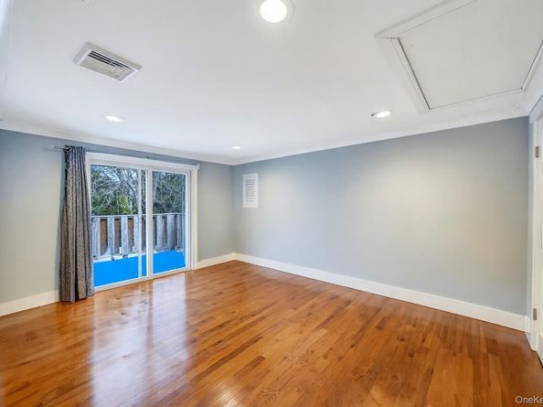534 S Greene Avenue, Lindenhurst NY 11757