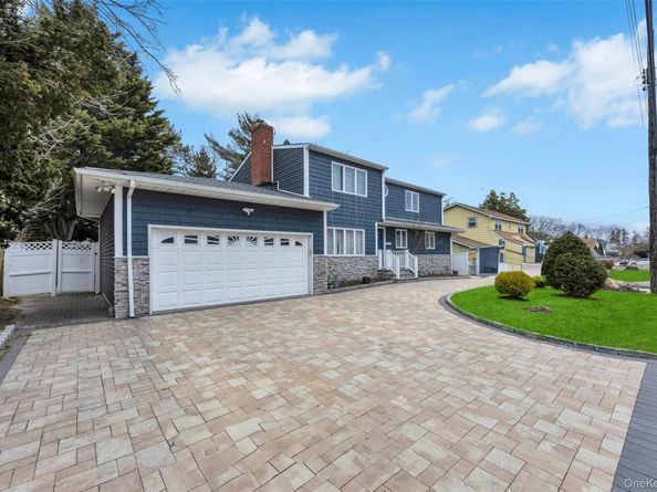 534 S Greene Avenue, Lindenhurst NY 11757