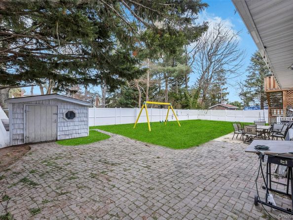 534 S Greene Avenue, Lindenhurst NY 11757