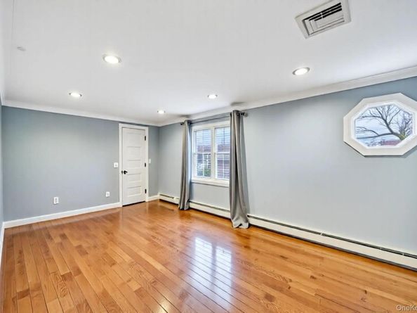 534 S Greene Avenue, Lindenhurst NY 11757