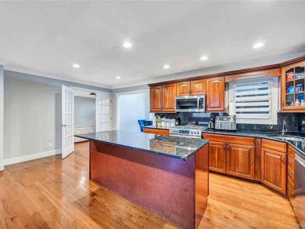 534 S Greene Avenue, Lindenhurst NY 11757