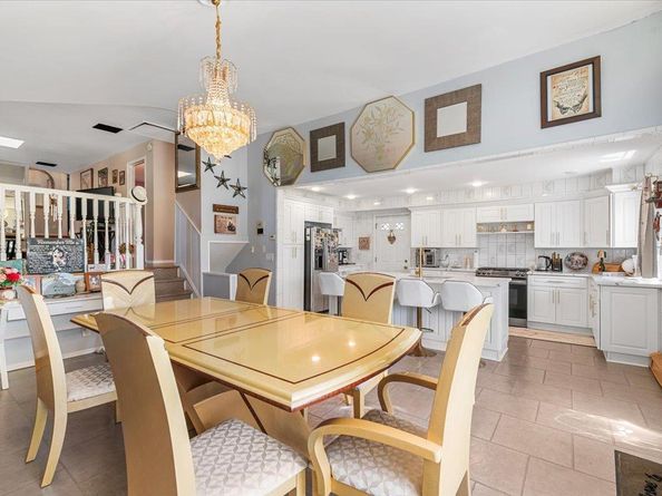 46 Knoll Street, Lindenhurst NY 11757