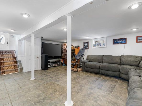 46 Knoll Street, Lindenhurst NY 11757