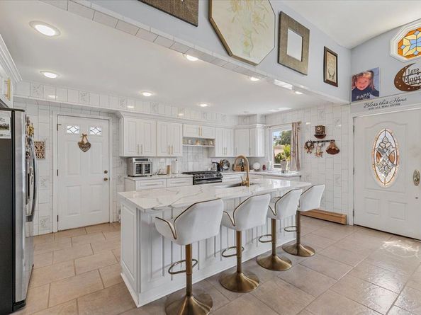 46 Knoll Street, Lindenhurst NY 11757