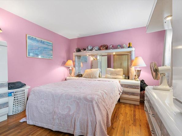 46 Knoll Street, Lindenhurst NY 11757