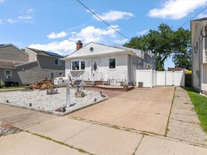 46 Knoll Street, Lindenhurst NY 11757