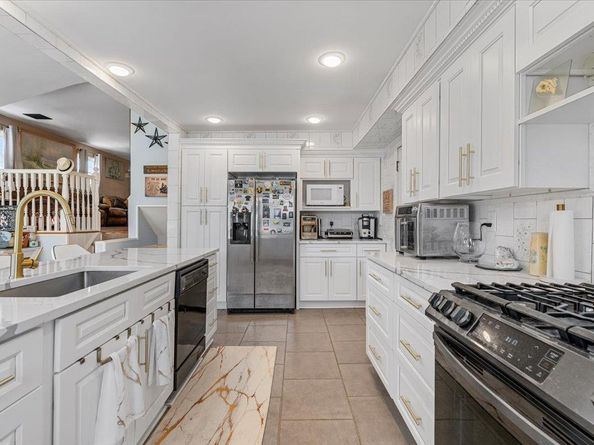 46 Knoll Street, Lindenhurst NY 11757