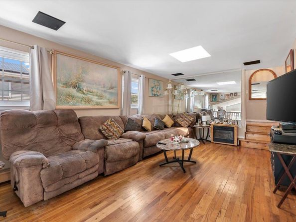 46 Knoll Street, Lindenhurst NY 11757