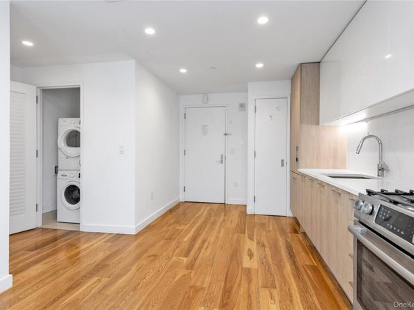 13105 40th Road 17R, Flushing NY 11354