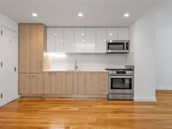 13105 40th Road 17R, Flushing NY 11354