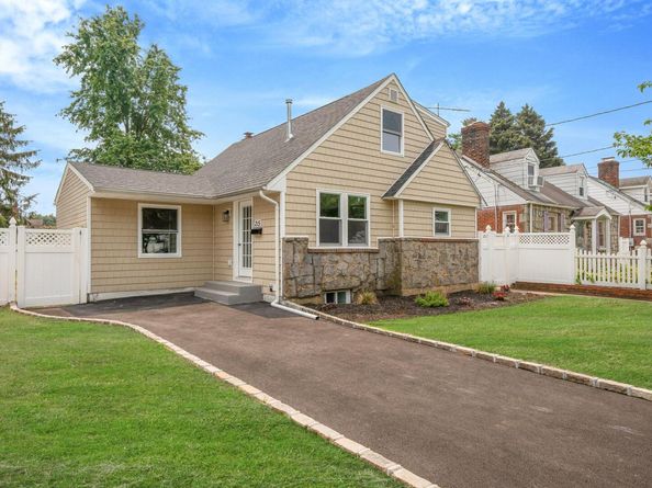 215 W Marie Street, Hicksville NY 11801