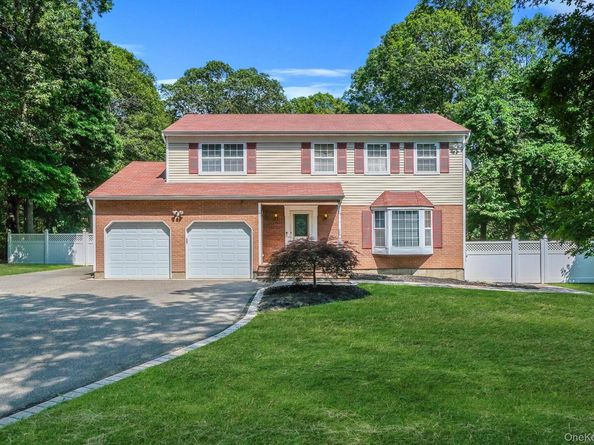 125 W Bartlett Road, Middle Island NY 11953