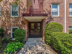 61 Maine Avenue F6, Rockville Centre NY 11570